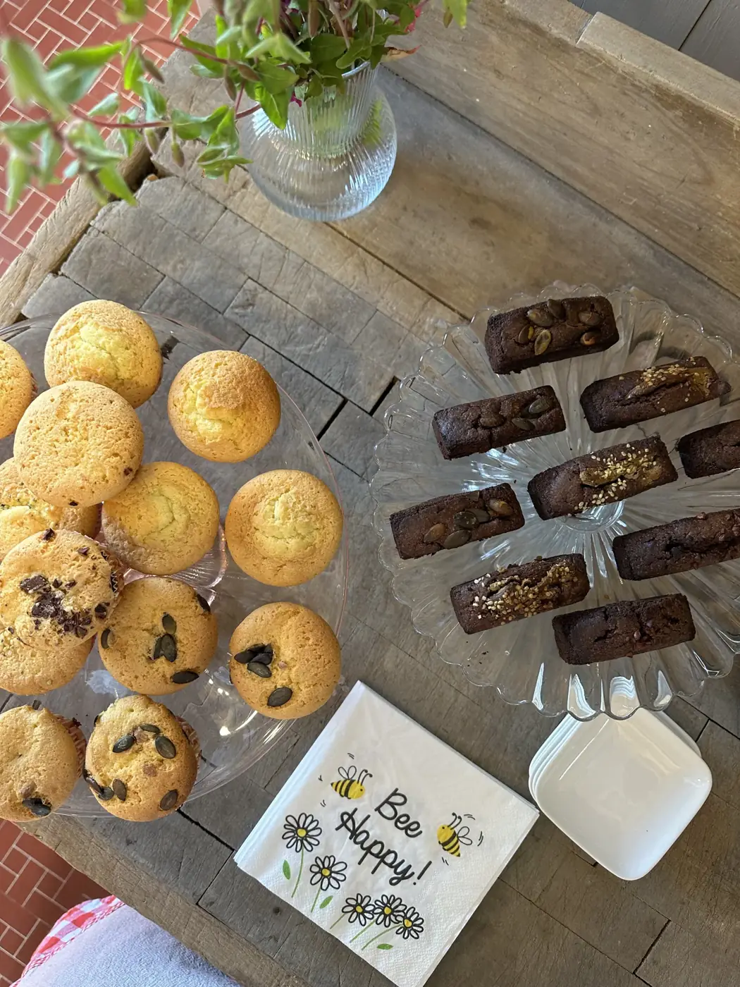 Koekjes en een kaartje bee happy op een gedekte feesttafel