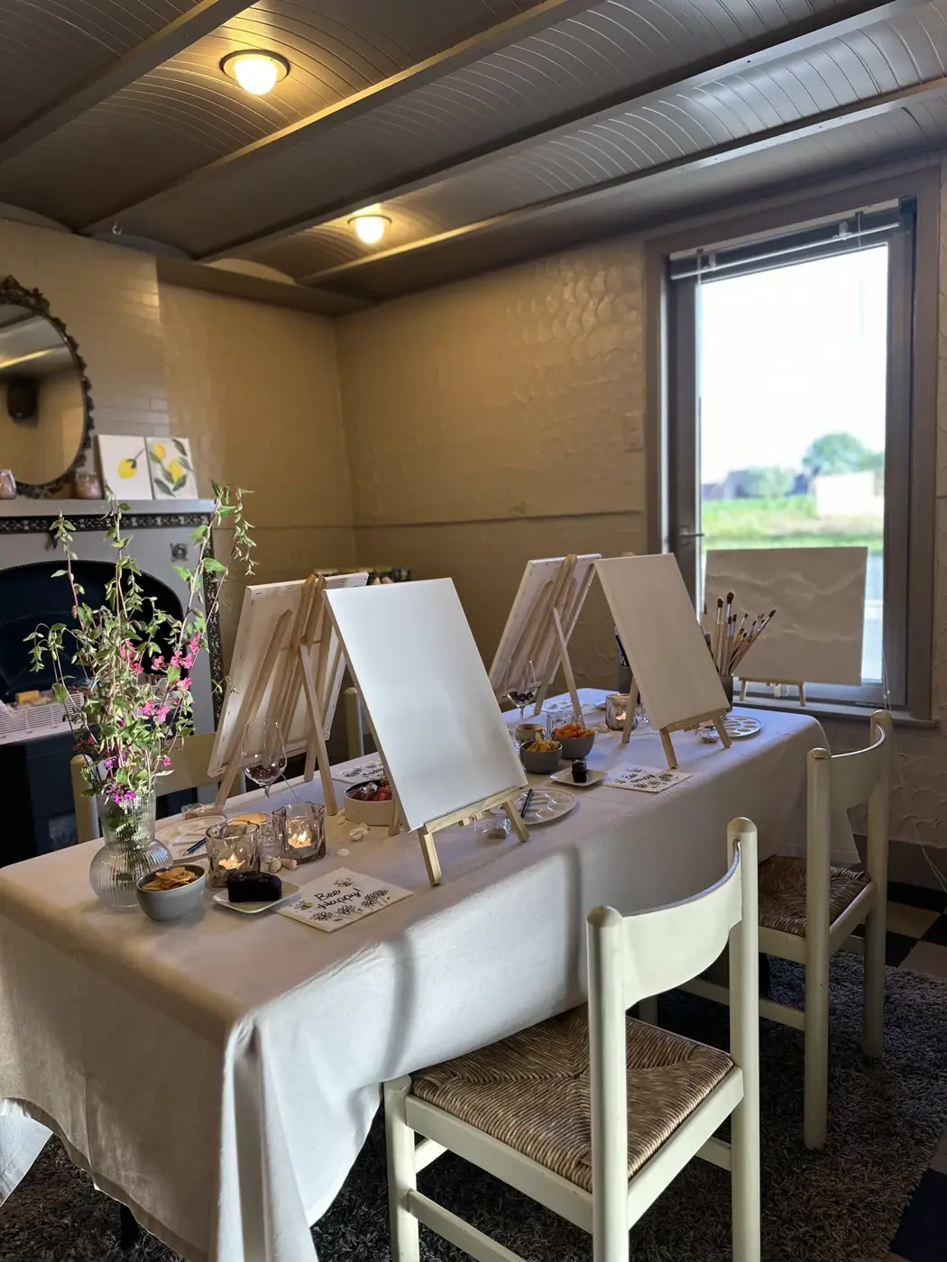 Stijlvol gedekte workshoptafel op een eventlocatie