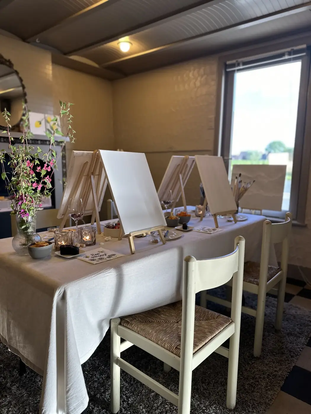 Gedekte tafel met ezels, klaar voor een workshop op locatie