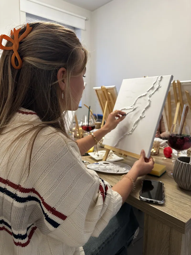 Deelneemster werkt aan texture art