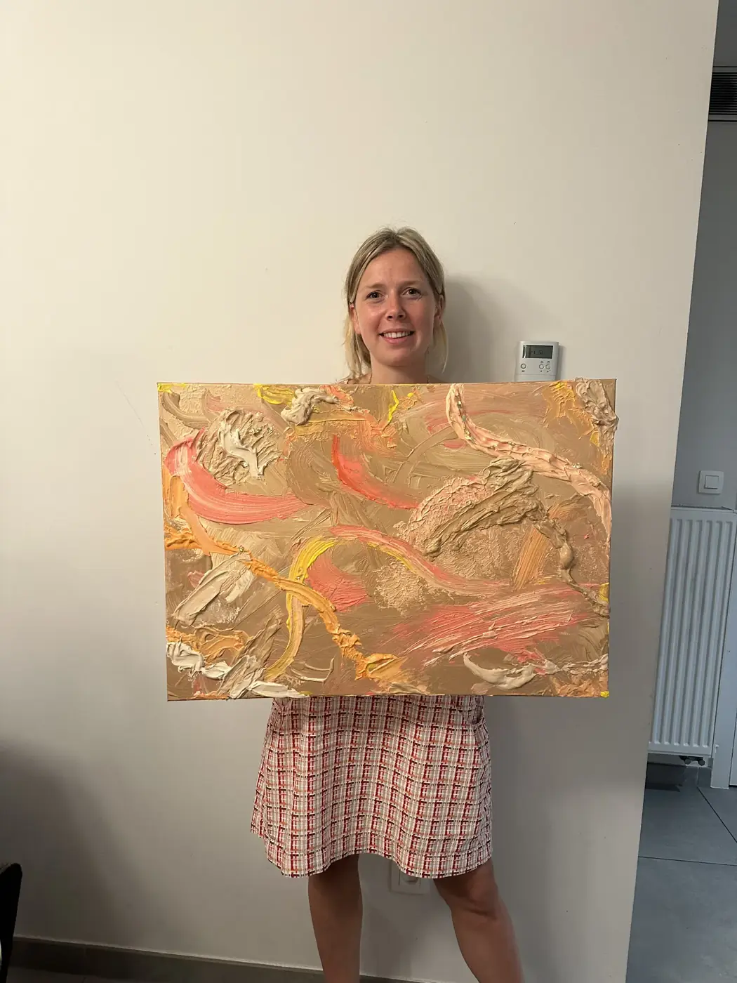 Trotse deelneemster met haar schilderij