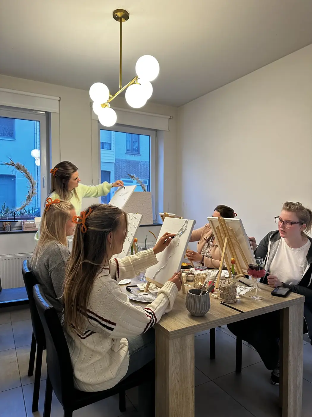 Groep vriendinnen tijdens een workshop in de studio